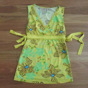 LADIES CUTE YELLOW FLORAL POLYESTER SLEEVELESS TOP - NO BRAND - SIZE 8 - CHEAP